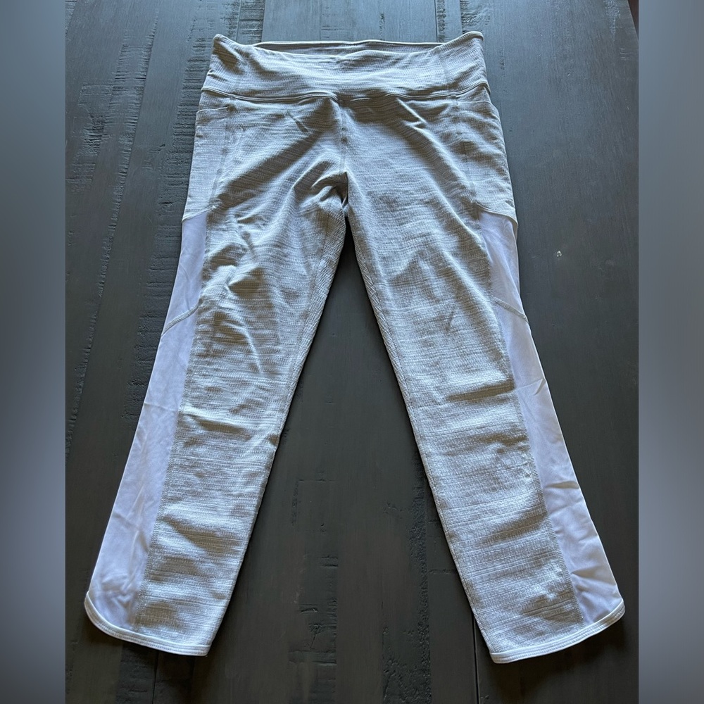 Athleta L grey/white 7/8 length w side pockets leggings yoga/workout pants